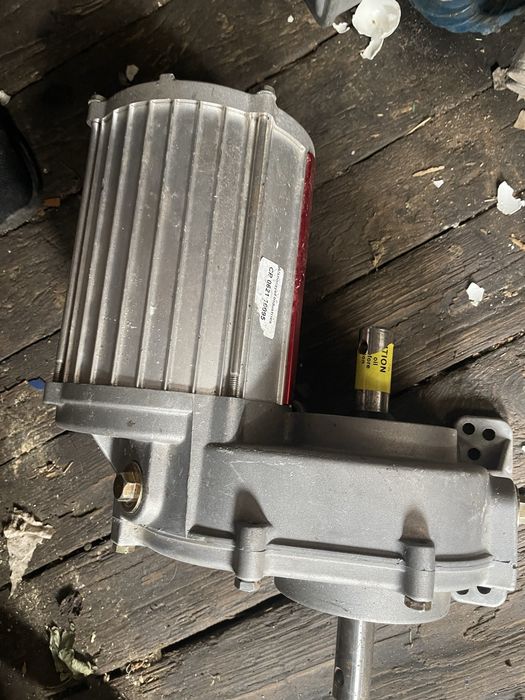 Редуктор новый, на 2 стороны, до киловата