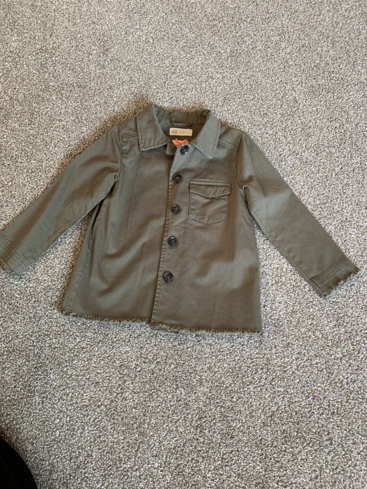 Kurteczka kurtka H&M 104 khaki napis hasło parka