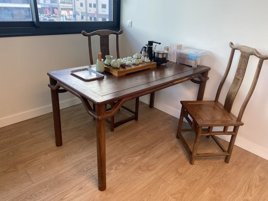 Mesa alta com 2 cadeiras altas- mesa estilo chinês