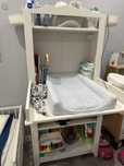 Trocador/ Estante IKEA branco com cestos, balde lixo,colchão e forras