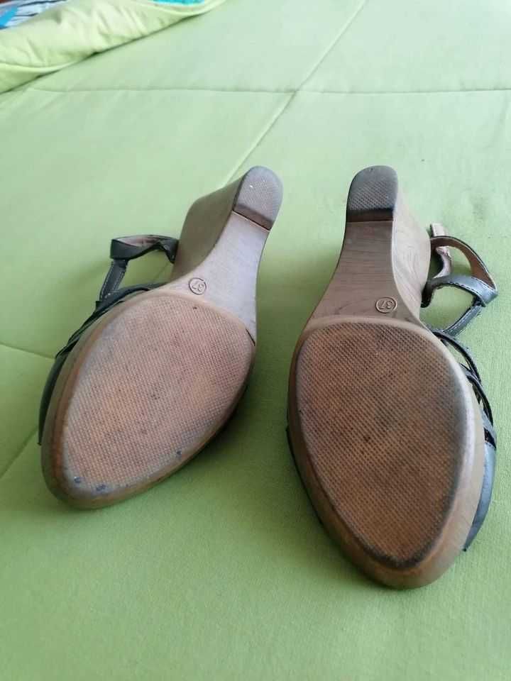 Sandálias de cunha prateadas tamanho 37 em pele
