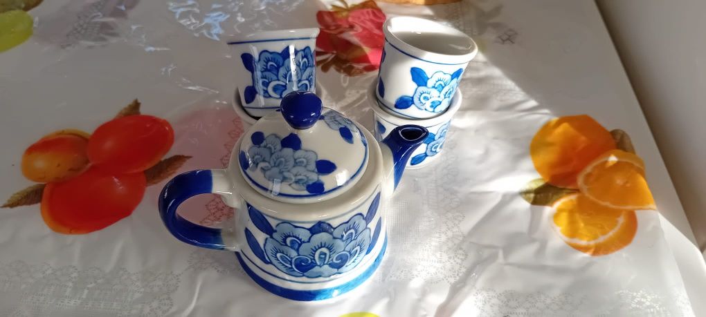 Conjunto de bule azul com 4 copos pequenos