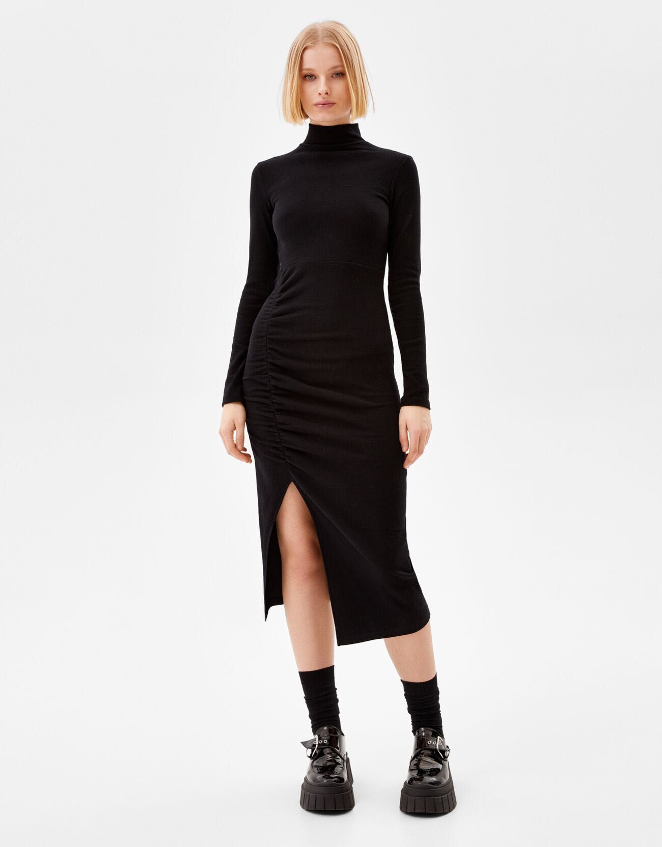 BERSHKA Czarna sukienka midi z drapowaniem Rozmiar M