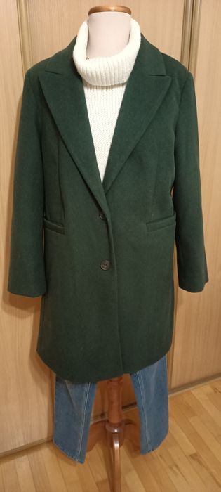 Nowy płaszcz w kolorze butelkowej zieleni