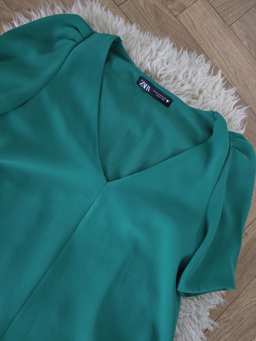 Butelkowa zieleń sukienka z bufkami krótki rękaw dekolt serek Zara XS