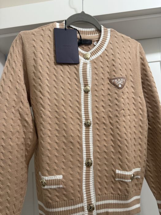 Śliczny sweter z miękiej dzianiny, wyszywane logo r. 40