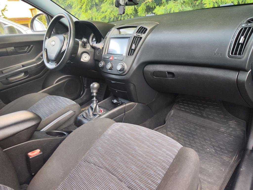 Kia Ceed 1.4 benzyna 2009 - uszkodzony
