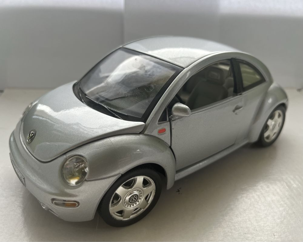 Model samochodu w skali 1:18 Volkswagen New Beetle Bburago Burago