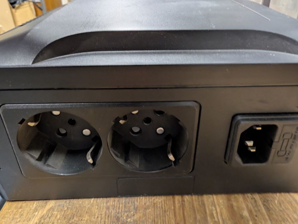 UPS FSP NANO 800 Funkcja zimnego startu. Dwa wbudowane gniazda 230V Sp
