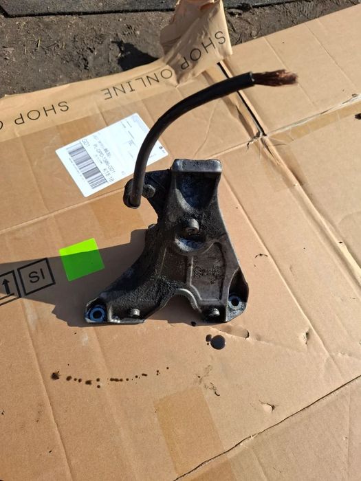 AUDI A4 B6 1.9 TDI ŁAPA SILNIKA PODUSZKI PRAWA 8E0199308D