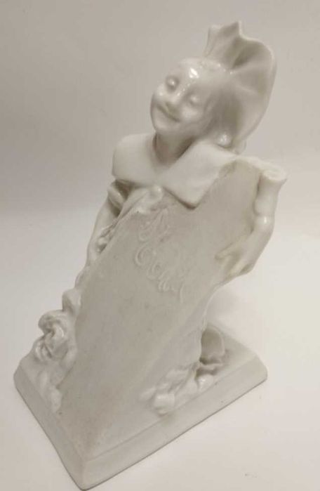 Антикварная статуэтка фарфор