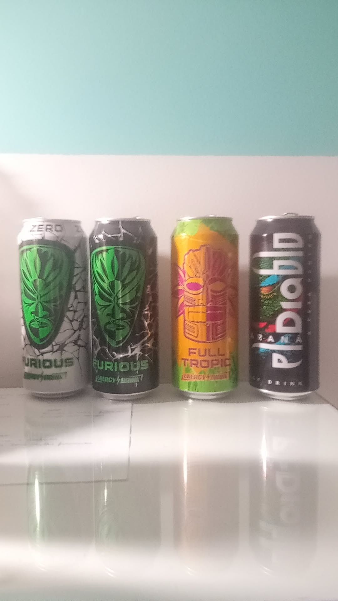 Latas de Monster e outros