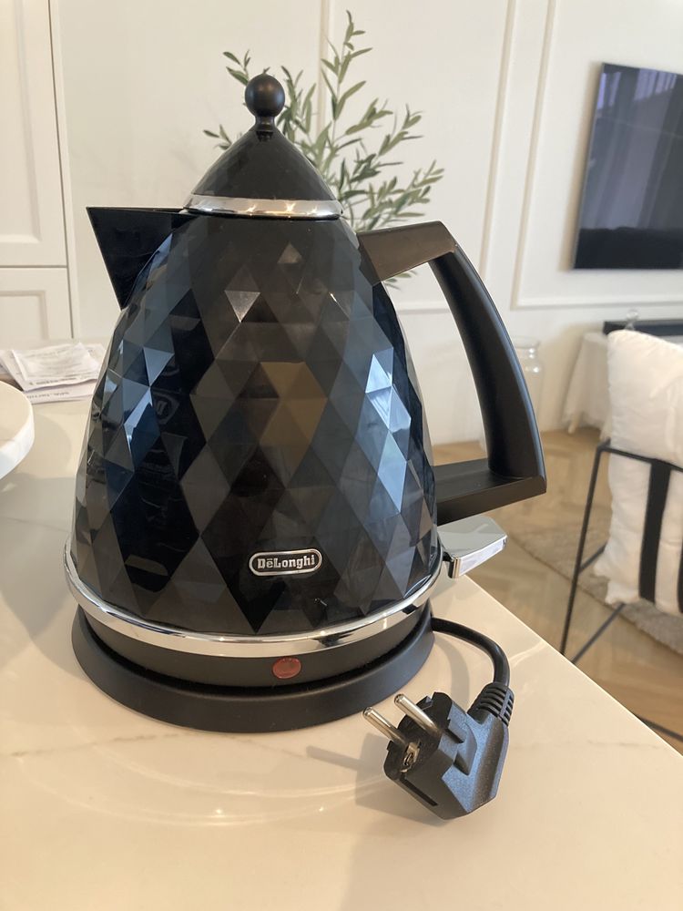 Czajnik elektryczny DeLonghi Brillante [czarny]