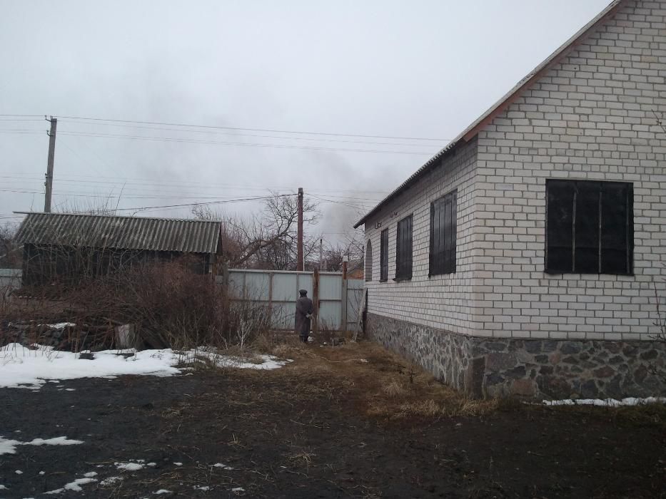 продам дом без внутренних работ пгт. Краснокутск