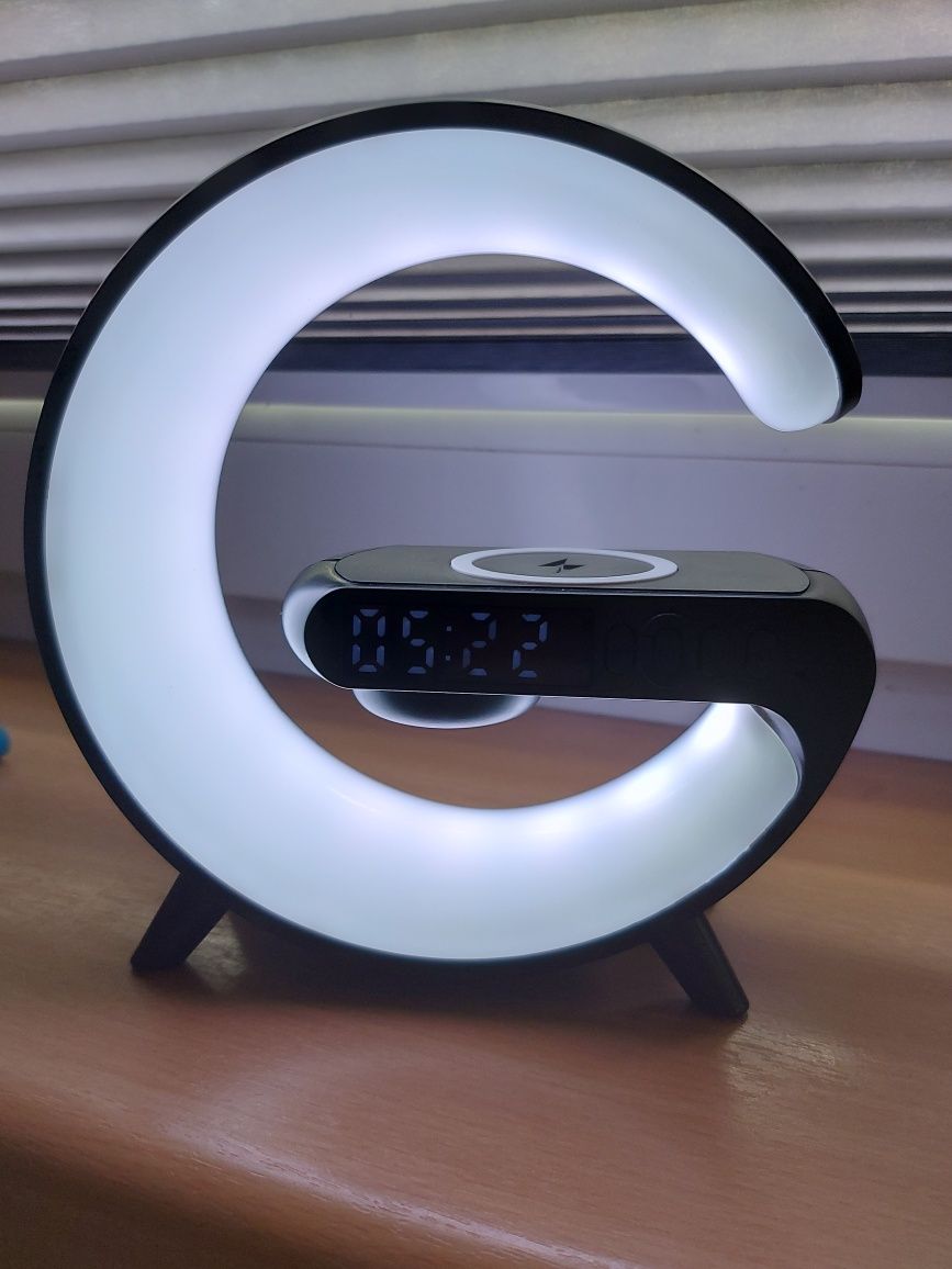 Czarna Inteligentna lampa LED RGB z ładowarka QI głośnik