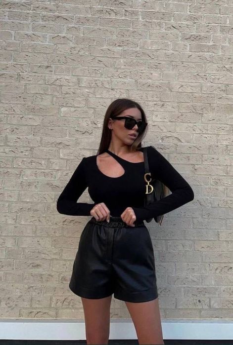 Елегантне чорне боді з довгим рукавом та оригінальним вирізом