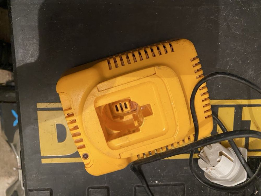 Wkrętarka szczotkowa dewalt+ lampka walizka