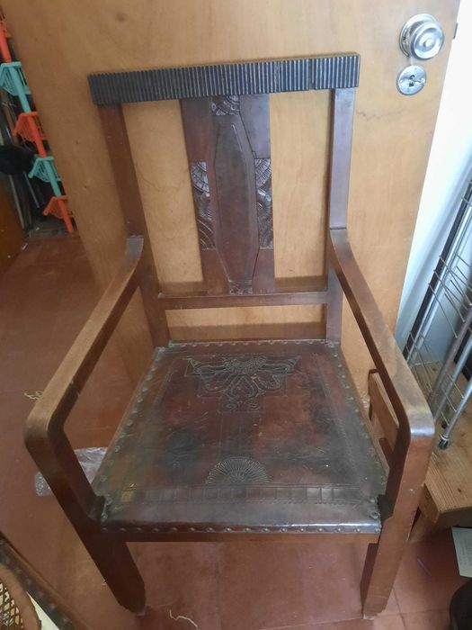 Móveis antigos + cadeiras