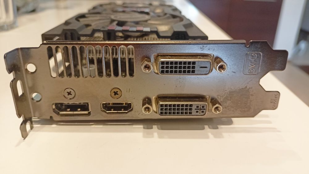 Asus RADEON R9270-DC2OC-2GD5