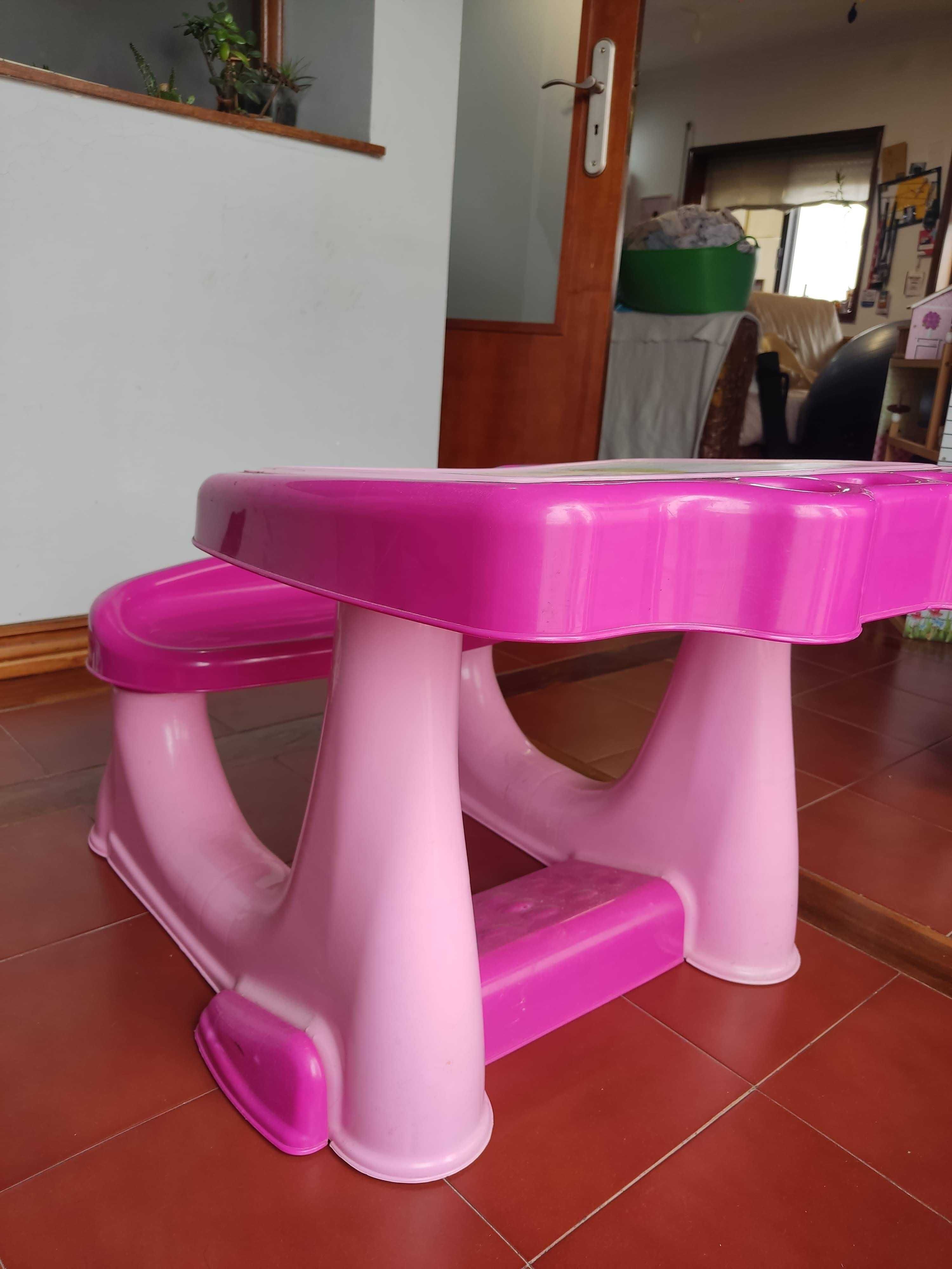 Mesa rosa das princesas