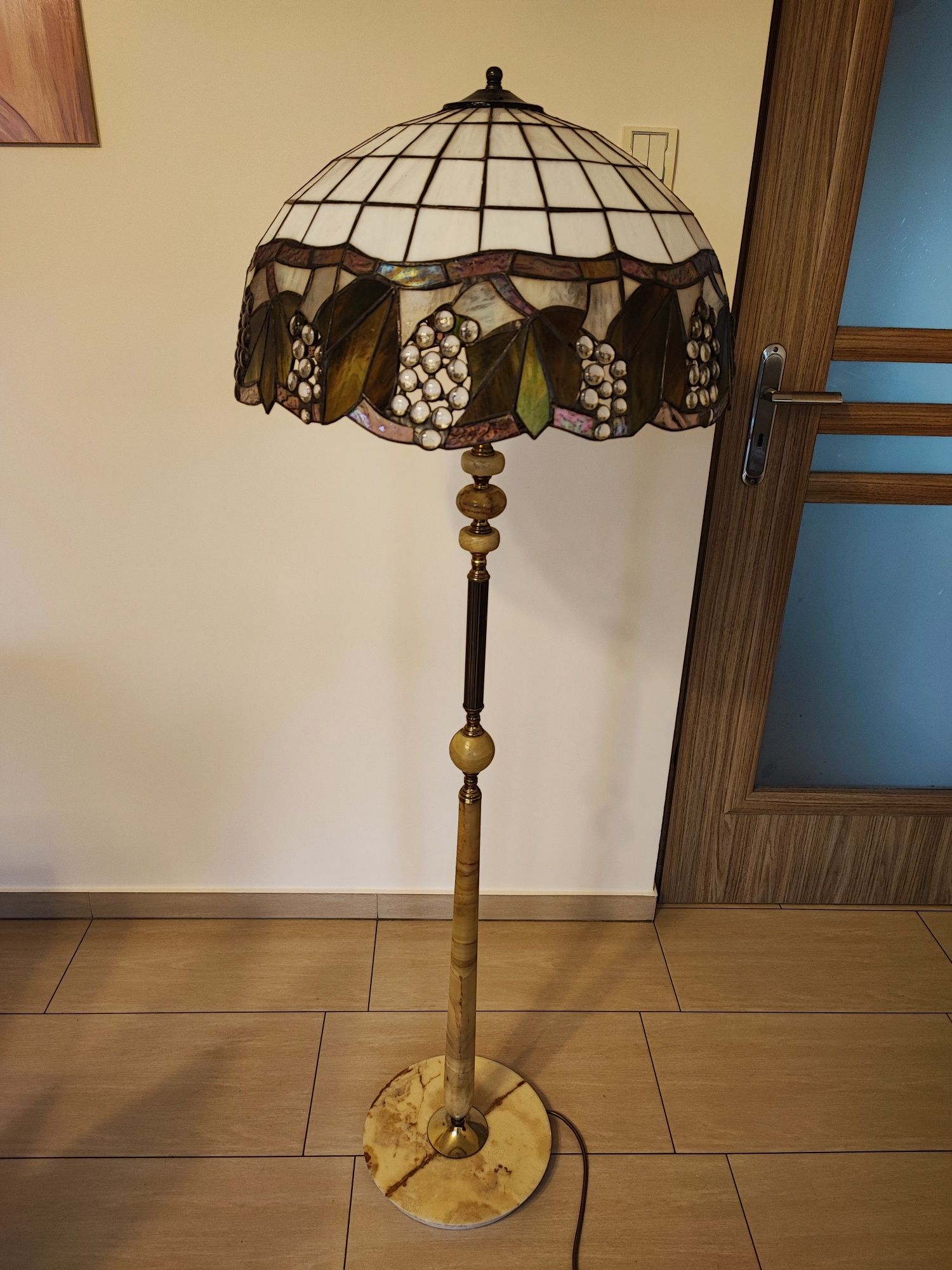 Lampa witrażowa stojąca z podstawą z onyksu