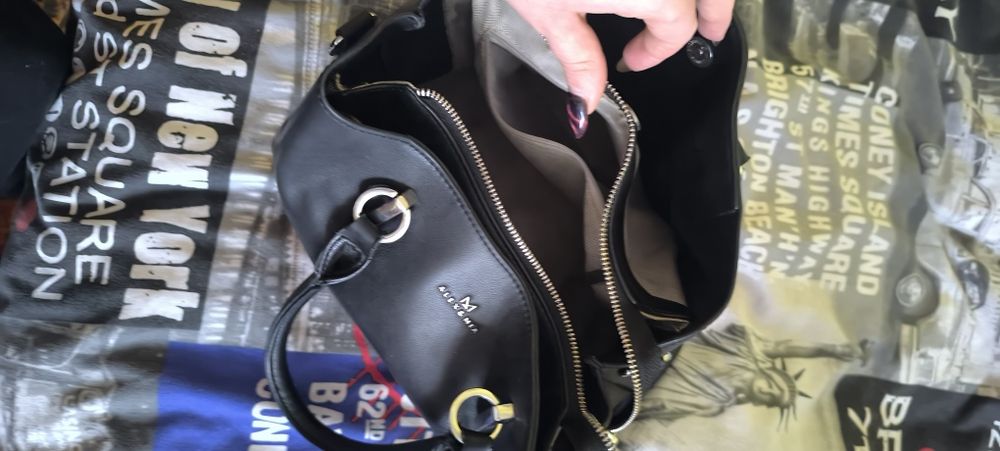 Отдам бесплатно сумку и одежду