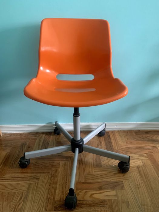 Cadeira cor de laranja SNILLE_IKEA