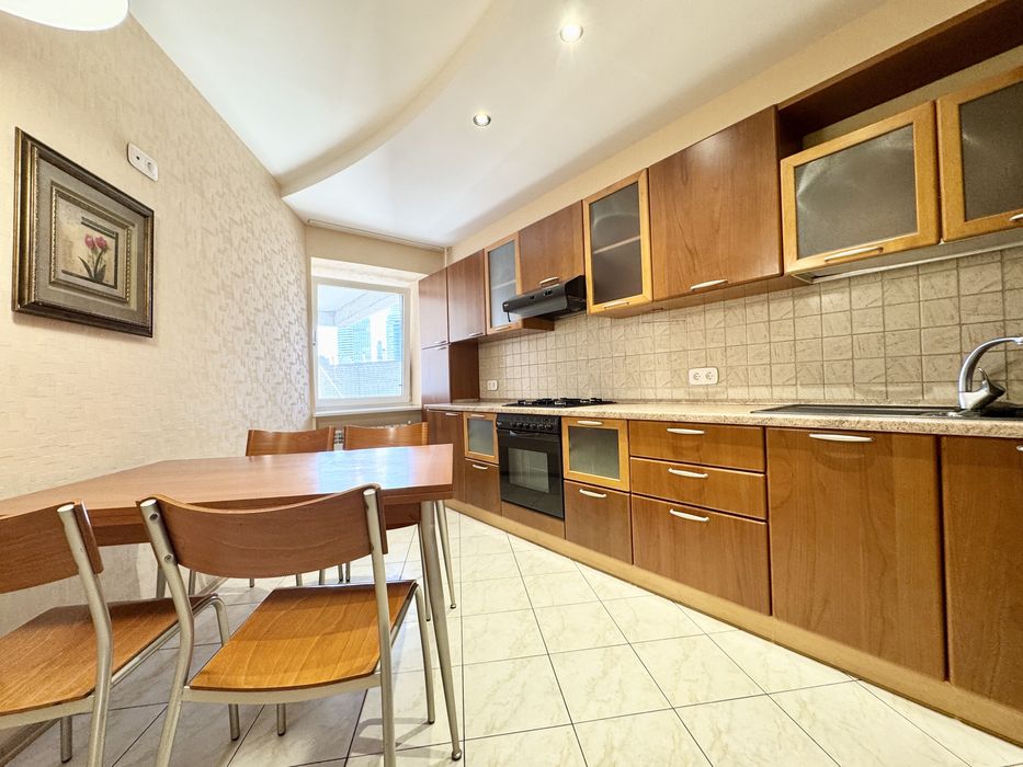 Продаж квартири 3-х кімн 118 м2 на Ливарна 9