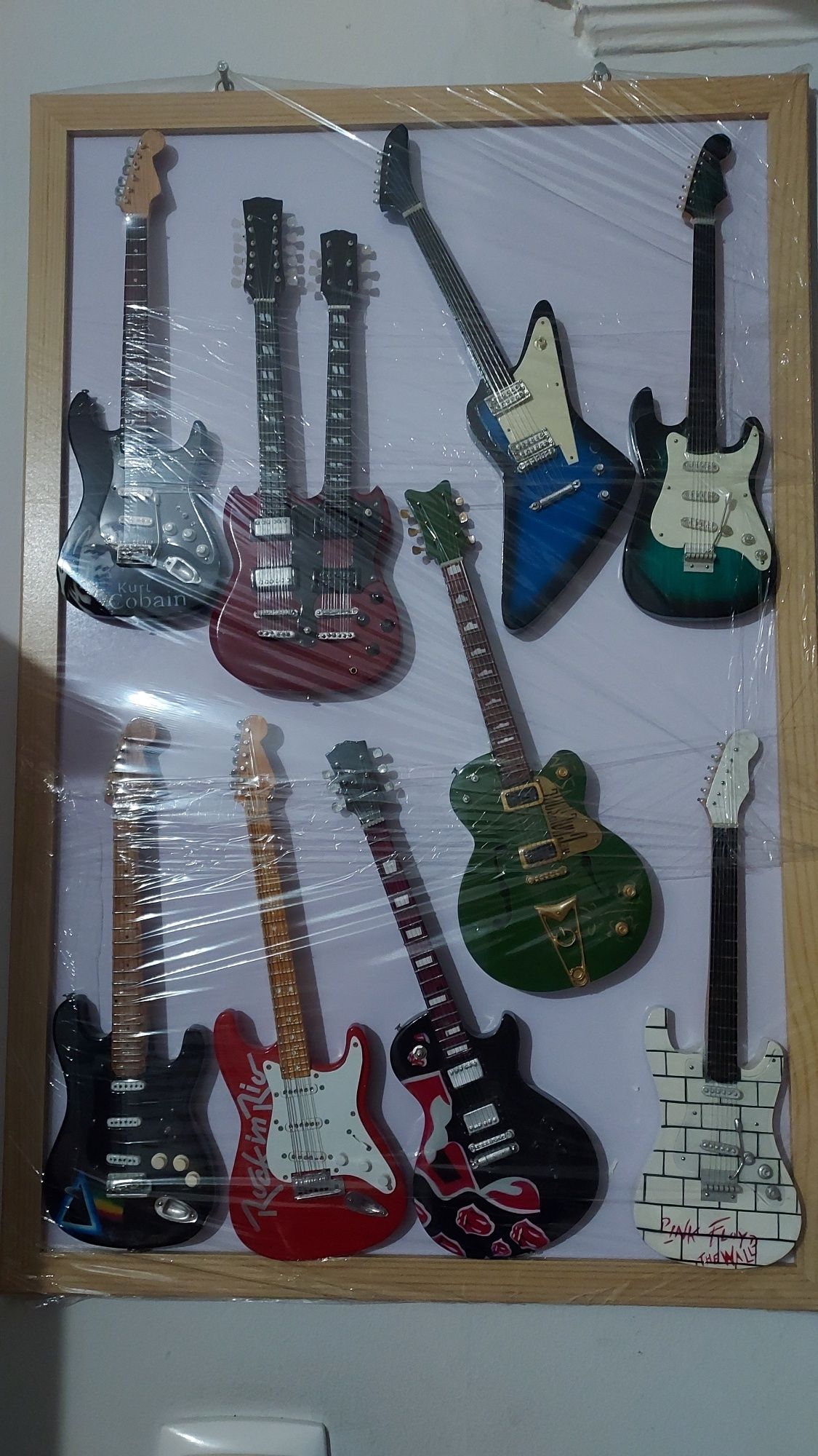 Vendo coleção de guitarras miniatura