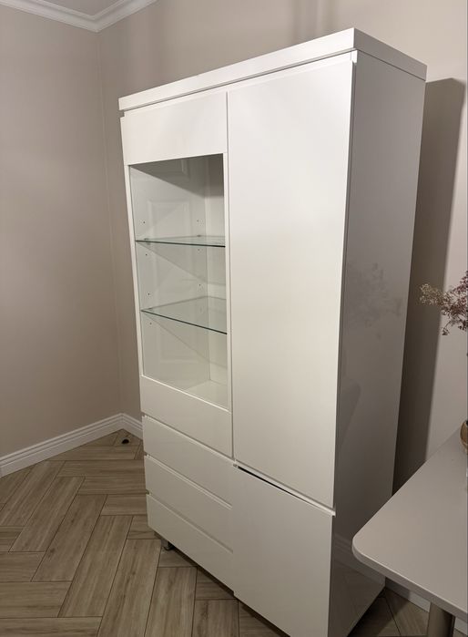 Szafka lakierowana na wysoki połysk