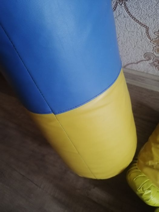 Боксерська груша з рукавицями