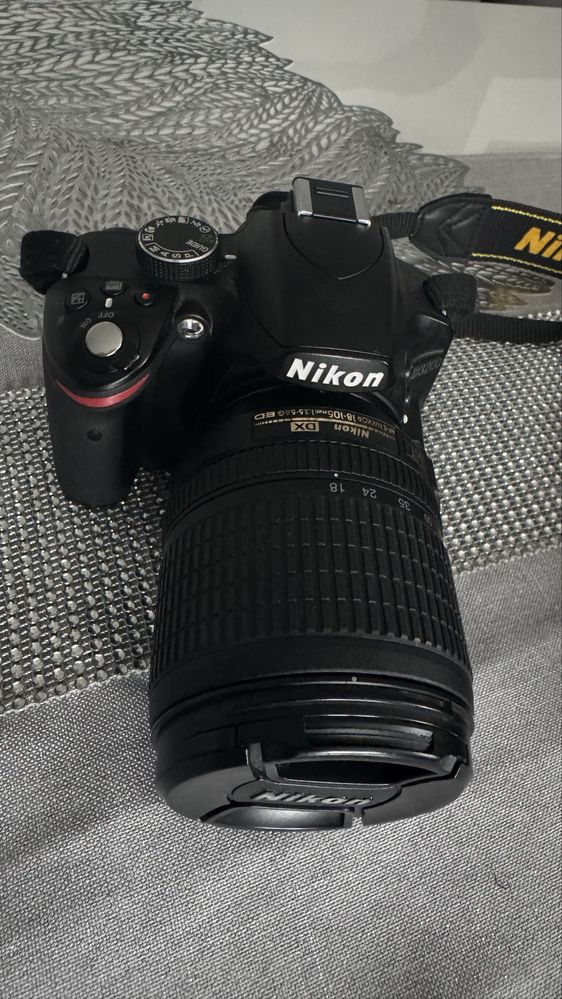 Nikon D3200 z obiektywem, torbą i ladowarką