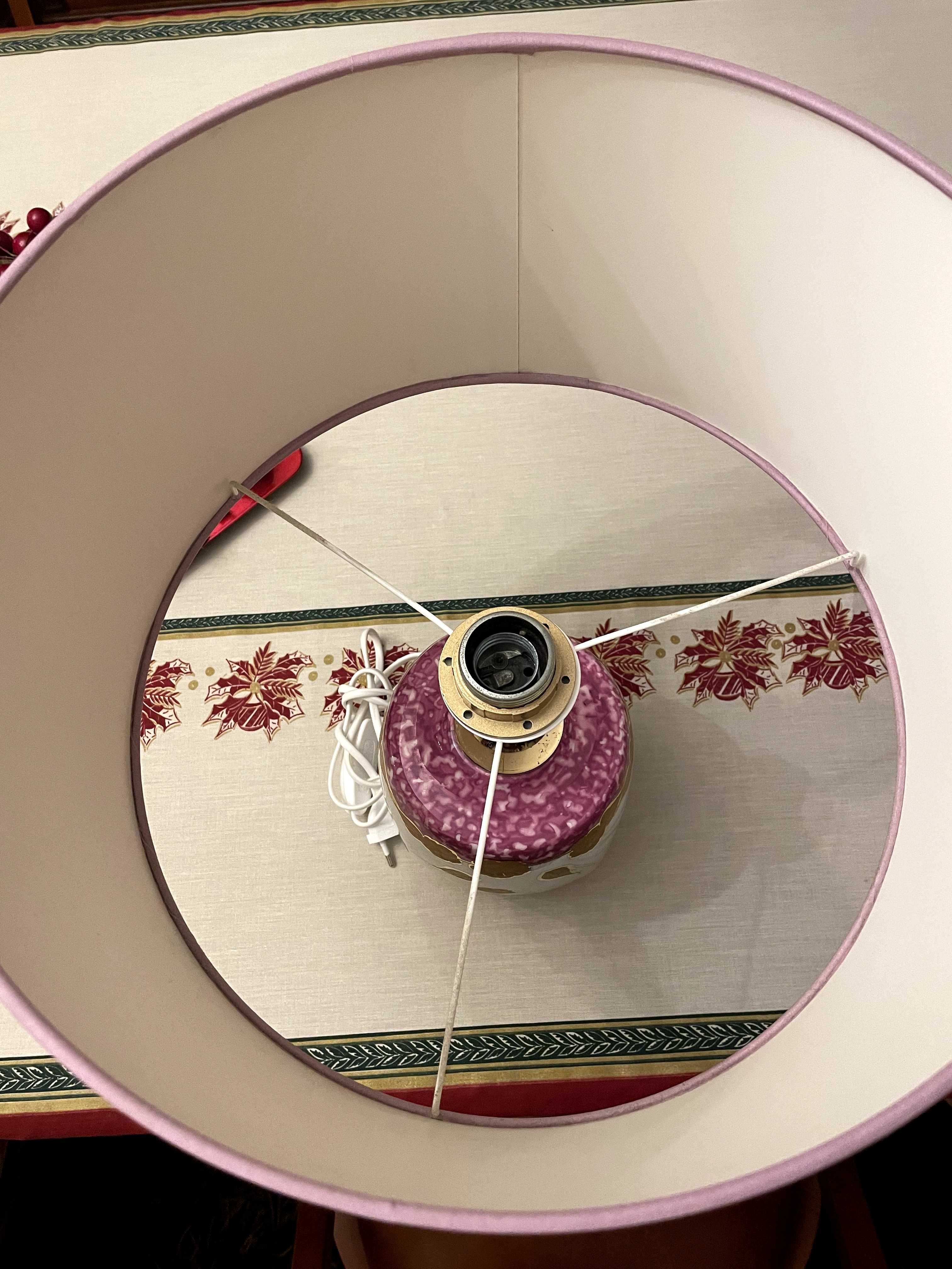 Abajur Lilás com detalhes em Dourado