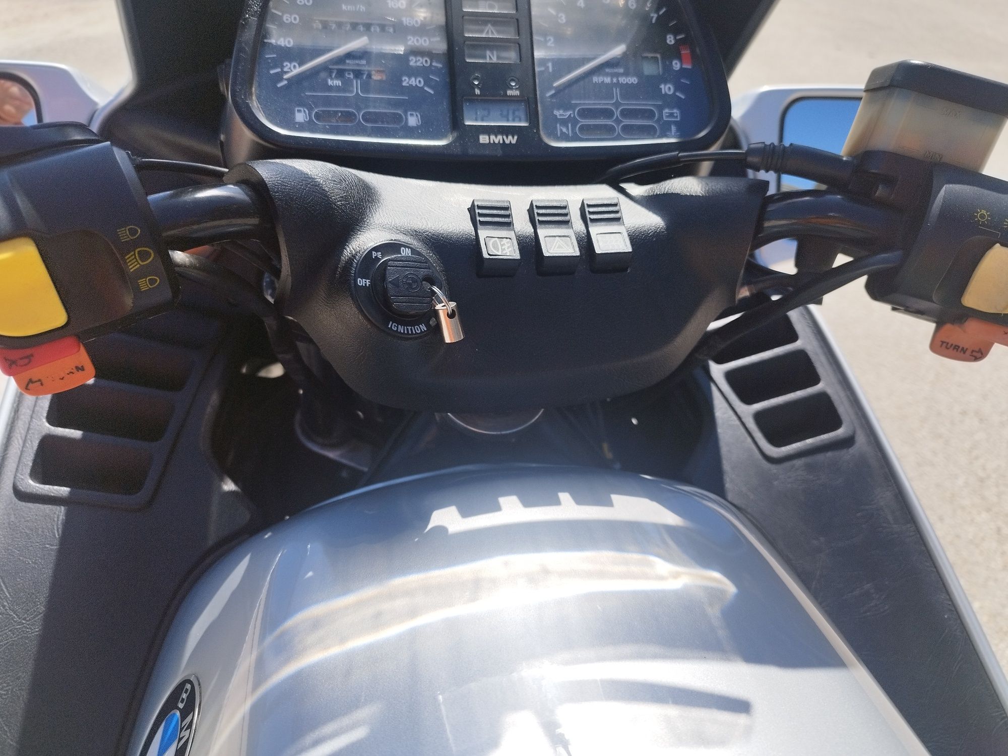 Mota BMW K100 clássica em ótimo estado
