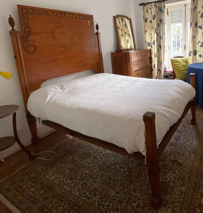 Cama de casal D.Maria em espinheiro c/ embutidos