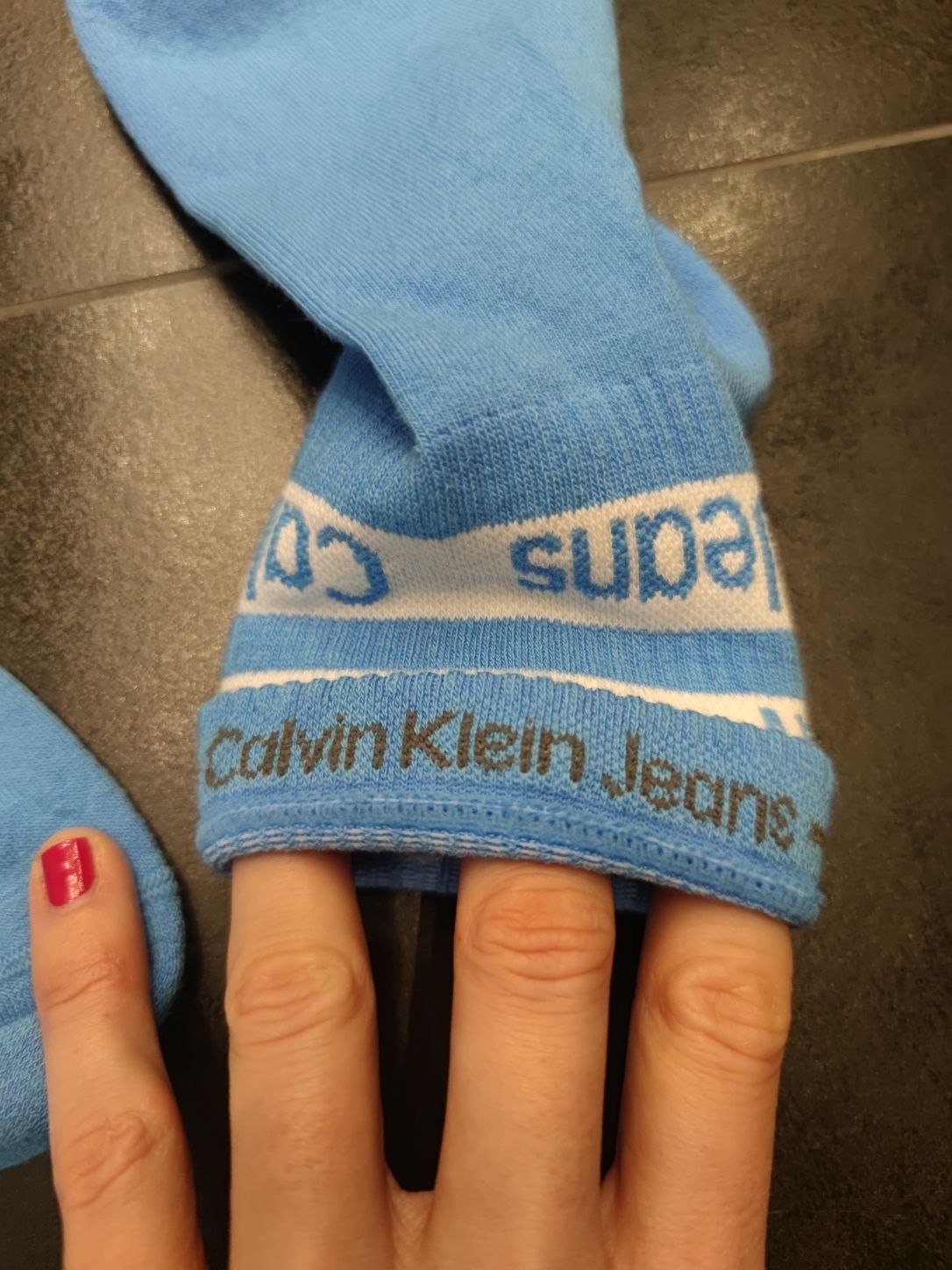 Damskie skarpetki Calvin Klein w ślicznym niebieskim kolorze.