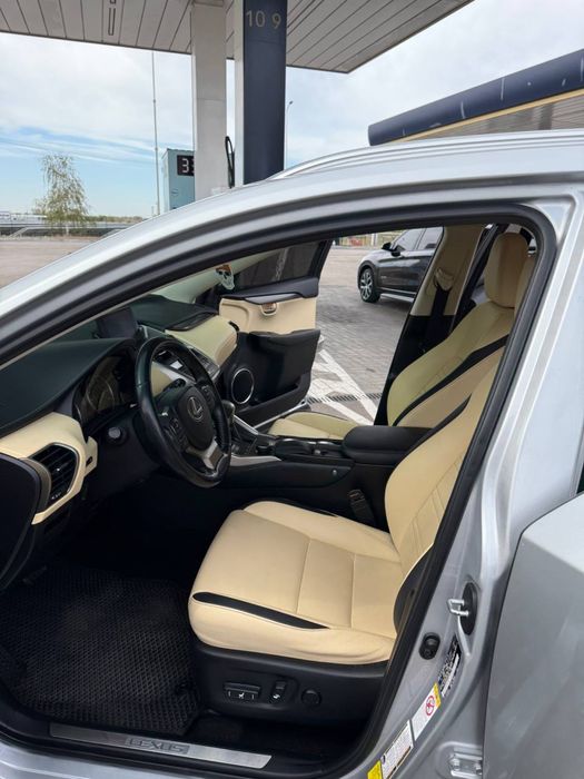 Lexus NX 2016 года 2.0 бензин