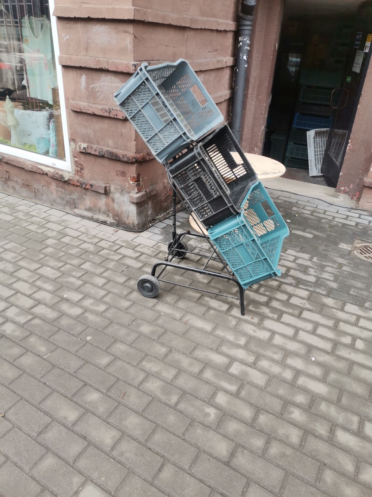 Stojak metalowy na skrzynki z owocami