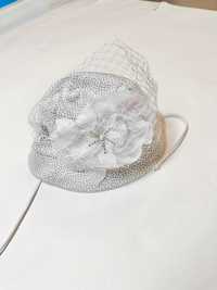 BEXA  kapelusz rozmiar 44 biały w kropki wiązany z woalem i  kwiatkami