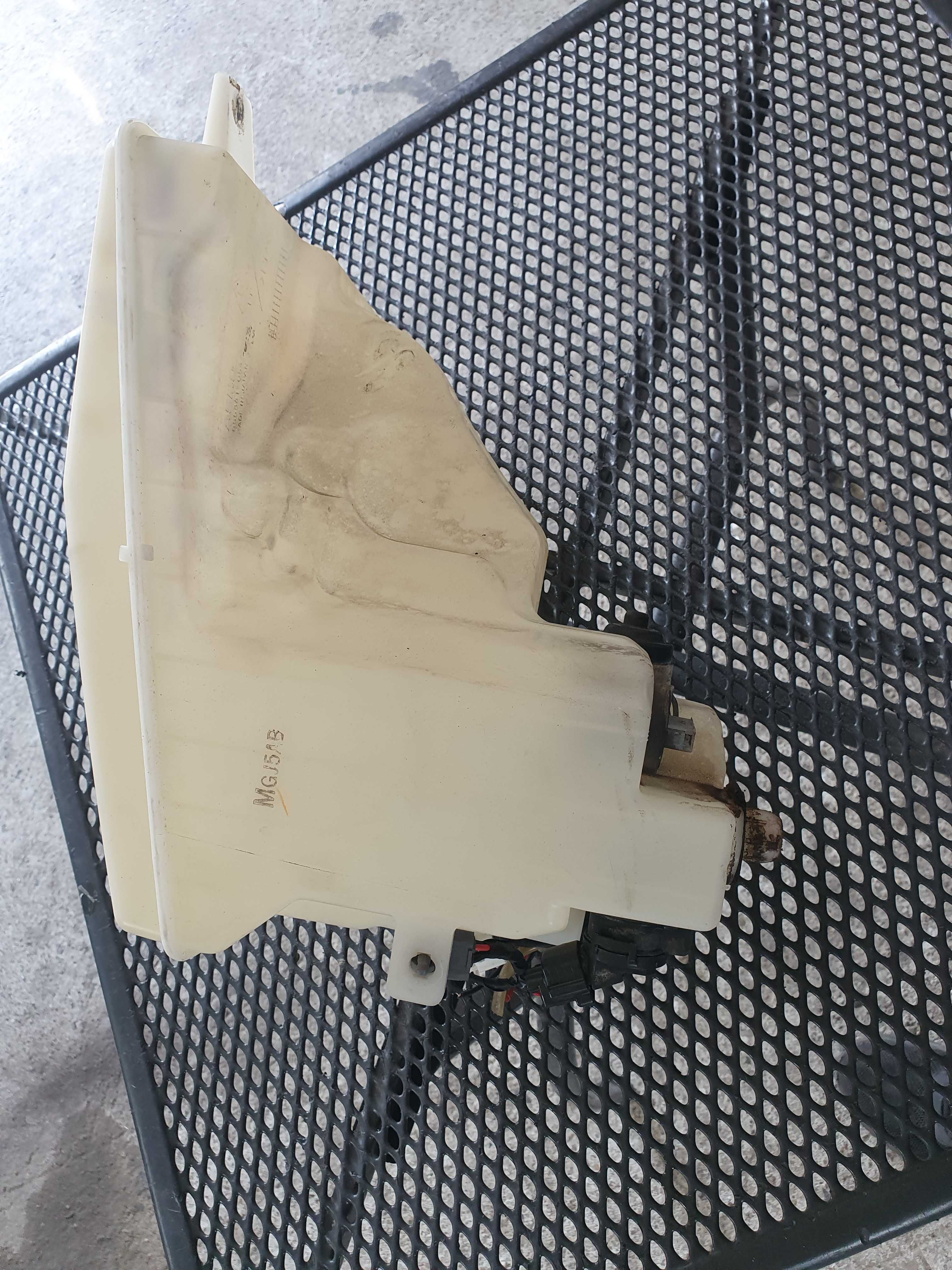 Zbiorniczek pompka spryskiwaczy Mazda 6 GG GJ spryski lamp