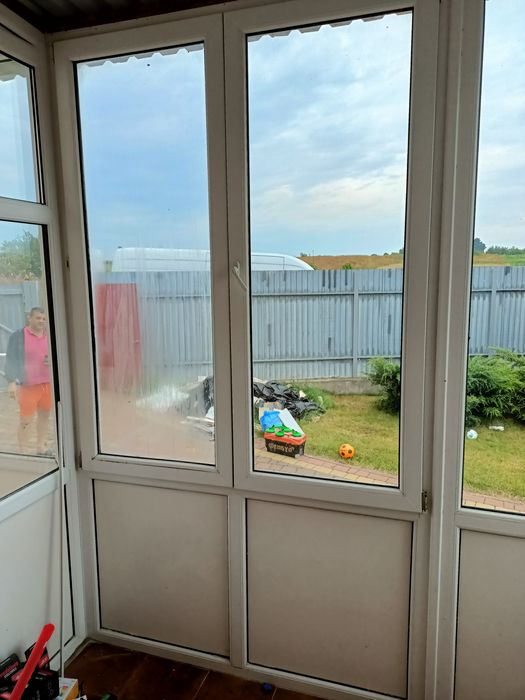 Віконна конструкція на ганок