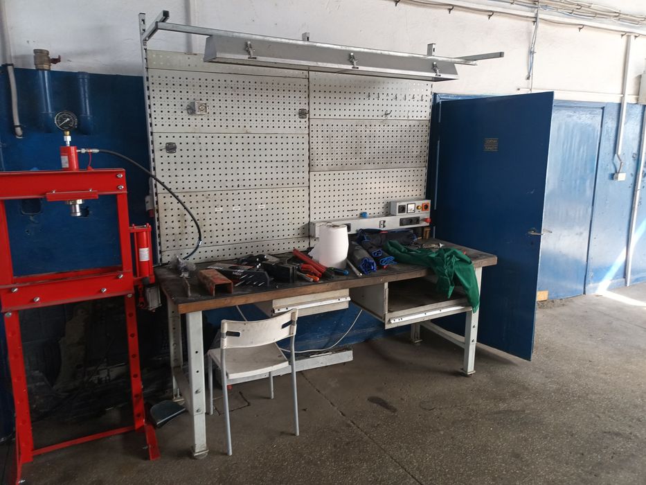 Stół warsztatowy, solidny.