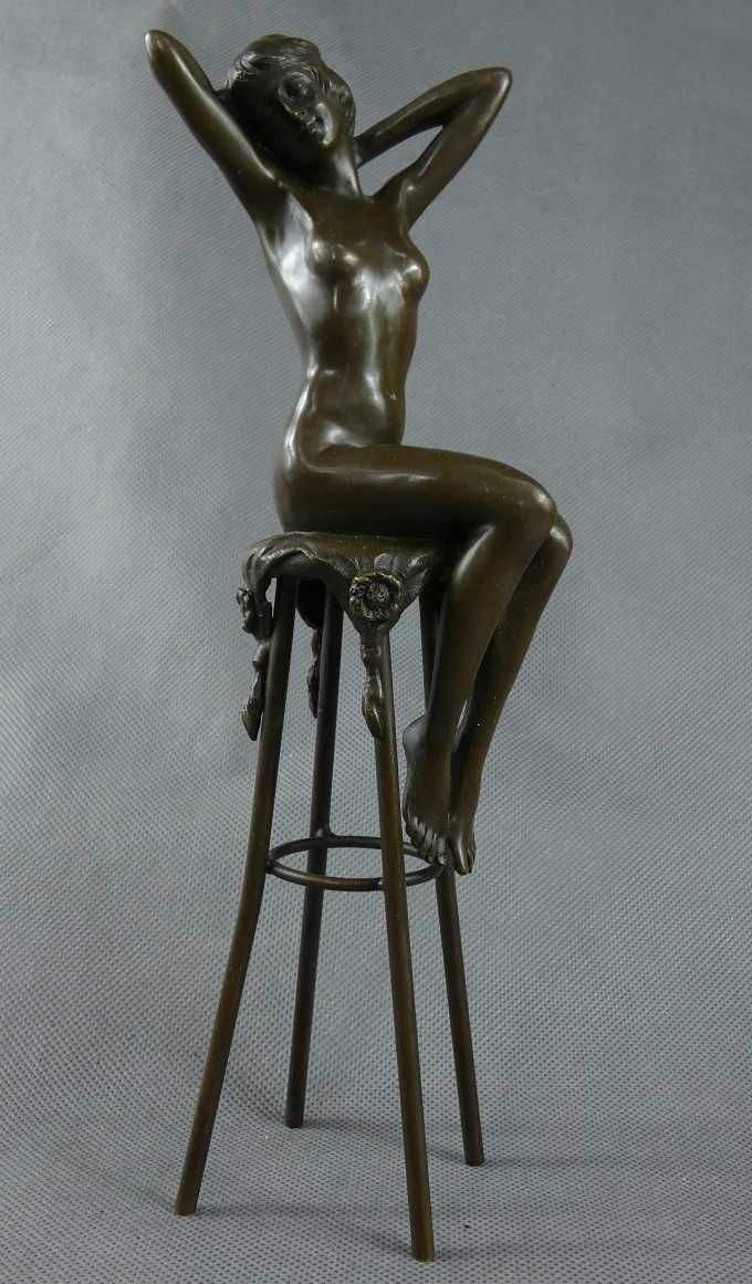 AKT Kobieta siedząca na krześle BRĄZ figura RZEŹBA 27 cm sygnatura