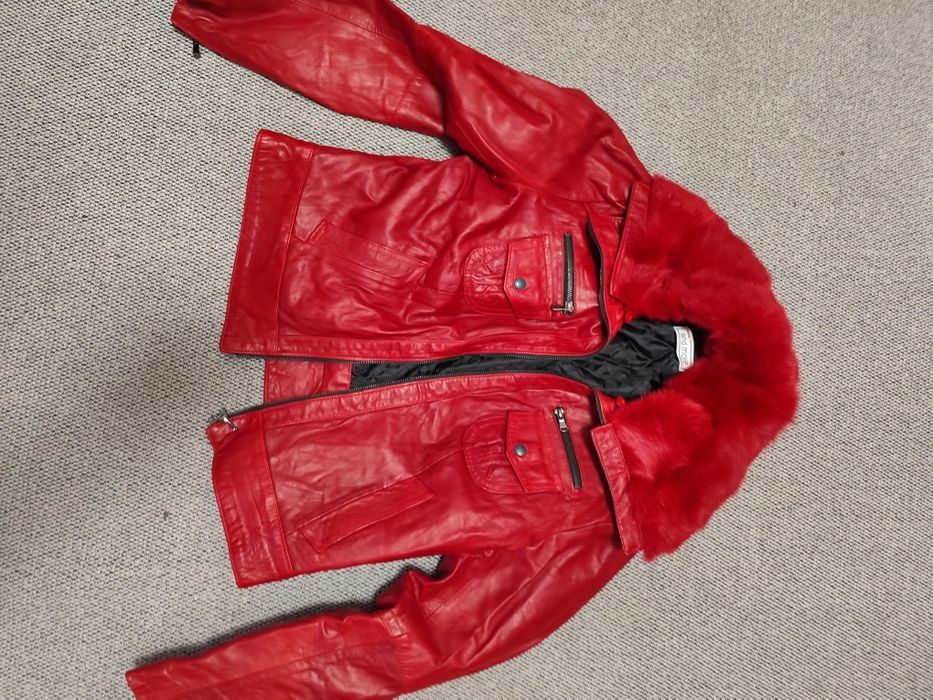 Casaco de pele vermelho com gola dupla.