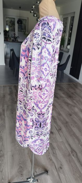 R.M Vila biało fioletowa sukienka w kwiaty odkryte plecy wyprzedaż