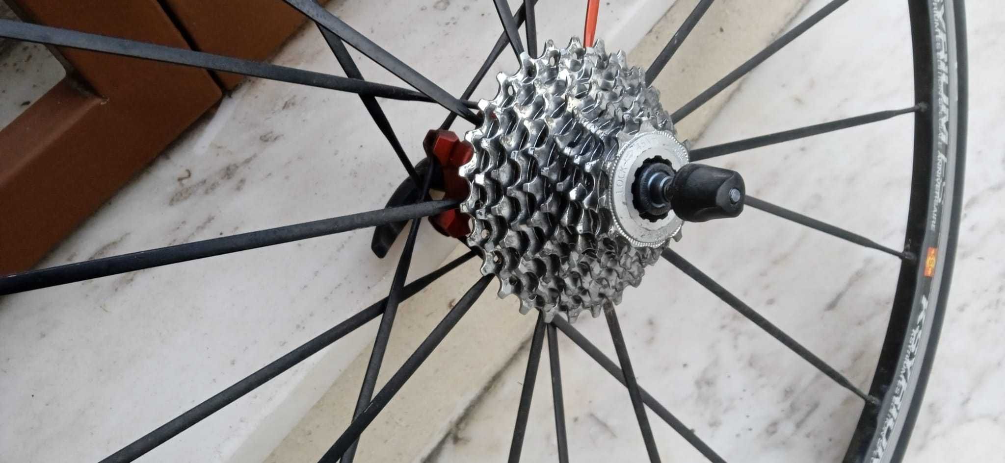 Groupset - Rodas Mavic Ksyrium Elite ES com cassette e pneus