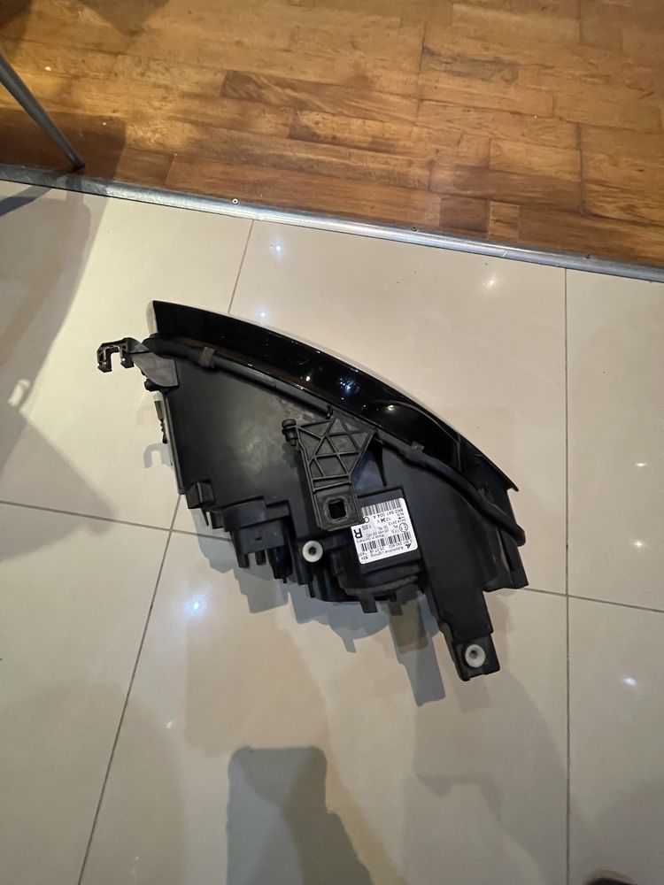 Sprzedam nową lampę przednią do Audi A4 B8