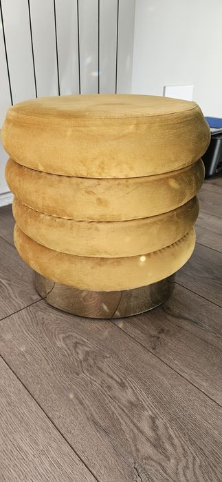 Puf w kolorze musztardowym