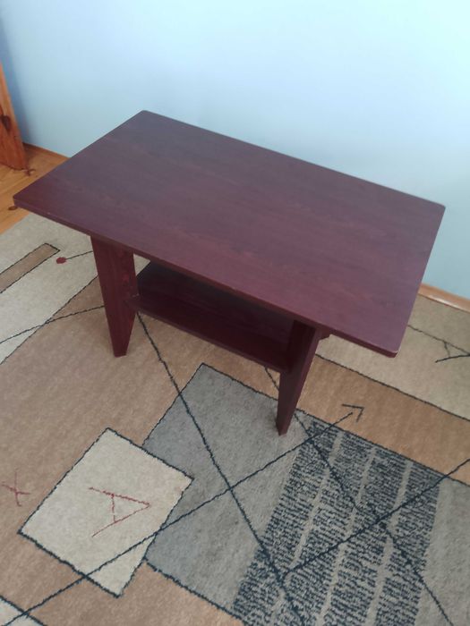 stolik koloru mahoń