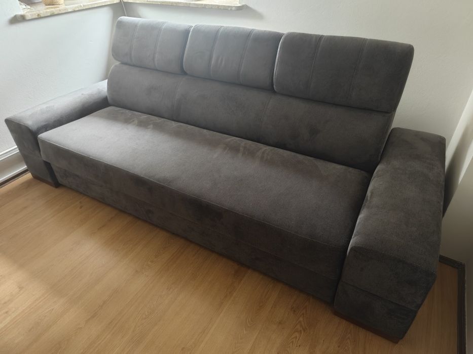Sofa z funkcją spania i regulowanymi zagłówkami